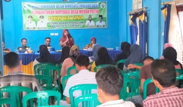 Suasana Musyawarah Desa Khusus (Musdesus) dalam rangka sosialisasi pembentukan Koperasi Desa Merah Putih di Balai Pekon Way Sindi, Kecamatan Karya Penggawa, Kabupaten Pesisir Barat, Kamis (15/5/2025). Acara ini dihadiri berbagai unsur masyarakat dan perangkat pekon sebagai bentuk dukungan terhadap program nasional.