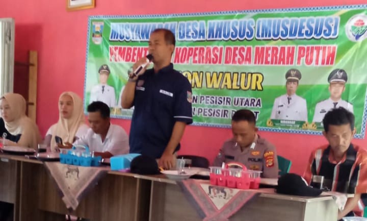 Peratin Pekon Walur, Novrian Adiyaksa, menyampaikan sambutan dalam kegiatan Musyawarah Desa Khusus (Musdesus) pembentukan Koperasi Merah Putih di Balai Pekon Walur, Kecamatan Pesisir Utara, Kabupaten Pesisir Barat, Sabtu (17/5/2025). Kegiatan ini dihadiri oleh unsur pemerintah, kepolisian, dan tokoh masyarakat sebagai bentuk dukungan terhadap program nasional pemberdayaan ekonomi desa.