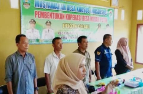 Pemerintah Pekon Gedau bersama unsur kecamatan dan masyarakat menghadiri Musyawarah Desa Khusus (Musdesus) dalam rangka sosialisasi pembentukan Koperasi Desa Merah Putih, Sabtu (17/5/2025), di Balai Pekon Gedau.