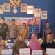 eratin Way Napal Chairul Anwar bersama jajaran pemerintah pekon, camat Krui Selatan, pendamping desa, Babinsa, Bhabinkamtibmas, serta tokoh masyarakat berfoto bersama para penerima Bantuan Langsung Tunai Dana Desa (BLT-DD) Tahap I Tahun 2025, usai penyaluran bantuan di Balai Pekon Way Napal, Selasa (20/5/2025). Sebanyak 17 Keluarga Penerima Manfaat (KPM) menerima bantuan sebesar Rp900.000 untuk alokasi Januari hingga Maret.