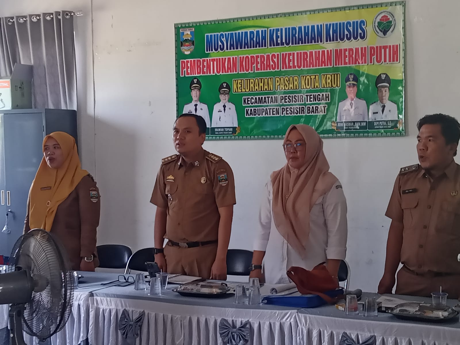 Lurah Pasar Kota Depi Putra, didampingi Camat Pesisir Tengah Joni Nesbar dan jajaran, membuka secara resmi Musyawarah Kelurahan Khusus (Muskelus) pembentukan Koperasi Kelurahan Merah Putih di Aula Kantor Kelurahan Pasar Kota, Senin (19/05/2025). Kegiatan ini merupakan tindak lanjut dari Instruksi Presiden Nomor 9 Tahun 2025 dalam upaya memperkuat ekonomi masyarakat berbasis kelurahan.