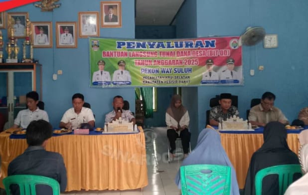 Suasana kegiatan penyaluran Bantuan Langsung Tunai Dana Desa (BLT-DD) Tahap I Tahun Anggaran 2025 di Pekon Way Suluh, Kecamatan Krui Selatan, Kabupaten Pesisir Barat, yang dilaksanakan pada Kamis, 22 Mei 2025.