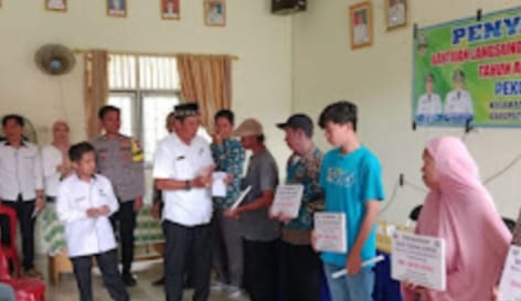 eratin Pekon Walur, Yoyon Yufriza, secara simbolis menyerahkan Bantuan Langsung Tunai Dana Desa (BLT-DD) Tahap I Tahun 2025 kepada Keluarga Penerima Manfaat (KPM) di Balai Pekon Walur, Kecamatan Krui Selatan, Kabupaten Pesisir Barat, Kamis (22/5/2025).