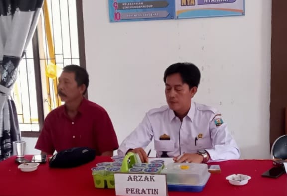 Peratin Pekon Labuhan, Arzak, saat memimpin sosialisasi pembentukan Koperasi Merah Putih di Balai Pekon Labuhan, Kecamatan Pulau Pisang, Kabupaten Pesisir Barat, Kamis (22/5/2025). Kegiatan ini merupakan tindak lanjut dari Inpres No. 9 Tahun 2025 tentang percepatan pembentukan koperasi desa.