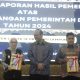 Plt. Bupati Way Kanan, Ayu Asalasiyah, S.Ked (kiri), menerima Laporan Hasil Pemeriksaan (LHP) atas LKPD Tahun Anggaran 2024 yang diserahkan langsung oleh Kepala BPK Perwakilan Provinsi Lampung, Nugroho Heru Wibowo (tengah), didampingi Ketua DPRD Way Kanan, Rial Kalbadi (kanan), dalam acara penyerahan LHP se-Provinsi Lampung di Auditorium BPK Lampung, Senin (26/5/2025).