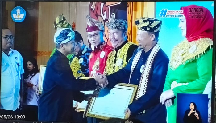 Bupati Way Kanan Terima Penghargaan pada Festival Tunas Bahasa Ibu Nasional 2025