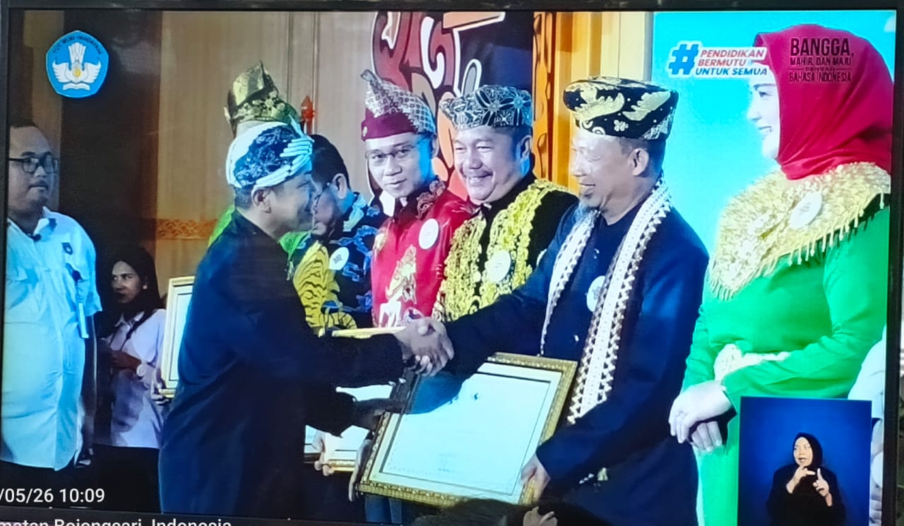 Perwakilan Pemerintah Kabupaten Way Kanan menerima penghargaan dari Badan Pengembangan dan Pembinaan Bahasa, Kemendikdasmen dalam acara Festival Tunas Bahasa Ibu Nasional (FTBIN) 2025 di Depok, Jawa Barat, Senin (26/5/2025).