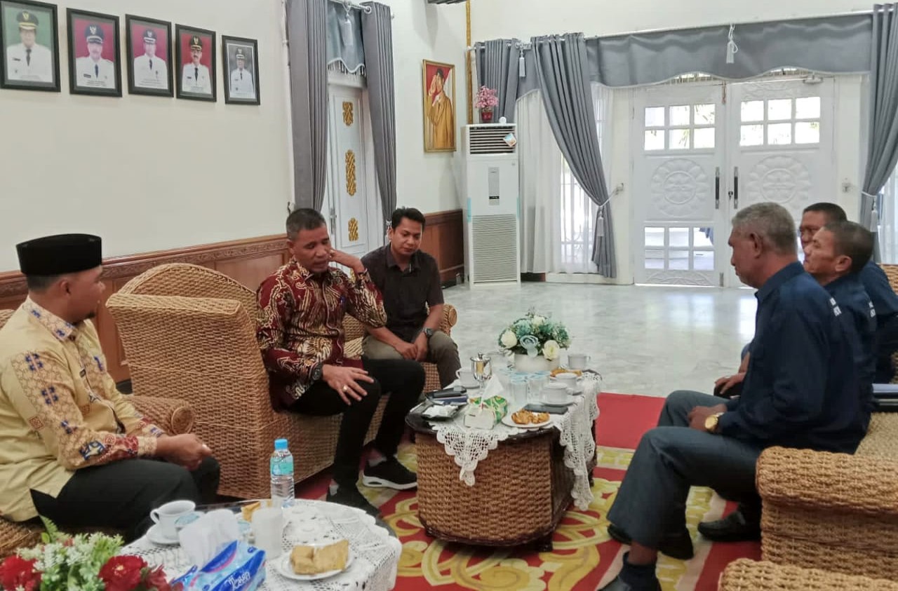 Wakil Bupati Aceh Utara, Tarmizi Panyang, menerima audiensi perwakilan Komunitas Gusuran Industri Fertilizer (KGIF) di pendopo bupati, Lhokseumawe.