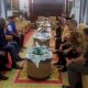 Wakil Bupati Aceh Utara, Tarmizi, menerima audiensi perwakilan Komunitas Gusuran Industri Fertilizer (KGIF) di pendopo bupati, Lhokseumawe. Pertemuan tersebut membahas enam butir tuntutan masyarakat terkait tanggung jawab sosial PT Pupuk Iskandar Muda (PIM), Rabu (28/5/2025).