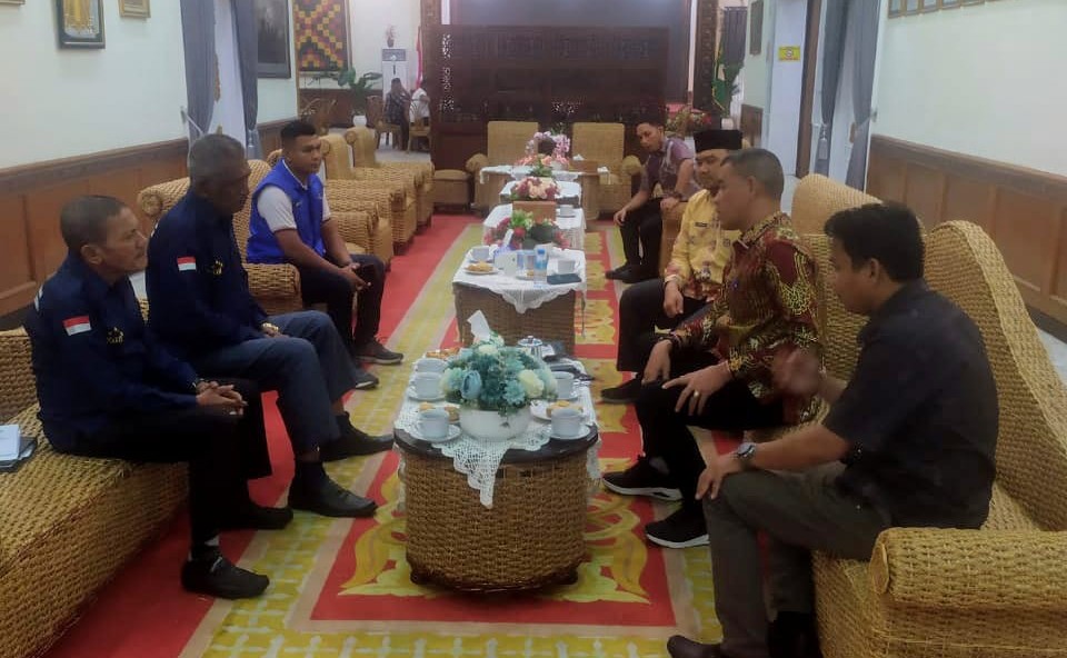 Wakil Bupati Aceh Utara, Tarmizi, menerima audiensi perwakilan Komunitas Gusuran Industri Fertilizer (KGIF) di pendopo bupati, Lhokseumawe. Pertemuan tersebut membahas enam butir tuntutan masyarakat terkait tanggung jawab sosial PT Pupuk Iskandar Muda (PIM), Rabu (28/5/2025).