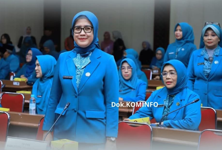 Ketua TP PKK Kabupaten Tulang Bawang, Herlinawati Qudrotul, S.H., menghadiri Rapat Koordinasi Daerah (Rakorda) TP PKK Provinsi Lampung Tahun 2025 di Gedung Pusiban, Komplek Kantor Gubernur Lampung, Kamis (22/5). Kehadiran beliau didampingi jajaran pengurus PKK Tulang Bawang sebagai bentuk komitmen dalam mendukung sinergi dan program pemberdayaan keluarga di daerah.
