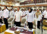Plt Bupati Way Kanan Ayu Asalasiyah, S.Ked. (tengah, berjilbab hitam) bersama jajaran kepala daerah dan pejabat pemerintah menghadiri acara Peluncuran dan Dialog Percepatan Pembentukan Koperasi Merah Putih di Graha Adora, Pesawaran, Rabu (28/5/2025).