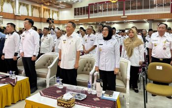 Plt Bupati Way Kanan Ayu Asalasiyah, S.Ked. (tengah, berjilbab hitam) bersama jajaran kepala daerah dan pejabat pemerintah menghadiri acara Peluncuran dan Dialog Percepatan Pembentukan Koperasi Merah Putih di Graha Adora, Pesawaran, Rabu (28/5/2025).