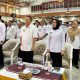 Plt Bupati Way Kanan Ayu Asalasiyah, S.Ked. (tengah, berjilbab hitam) bersama jajaran kepala daerah dan pejabat pemerintah menghadiri acara Peluncuran dan Dialog Percepatan Pembentukan Koperasi Merah Putih di Graha Adora, Pesawaran, Rabu (28/5/2025).
