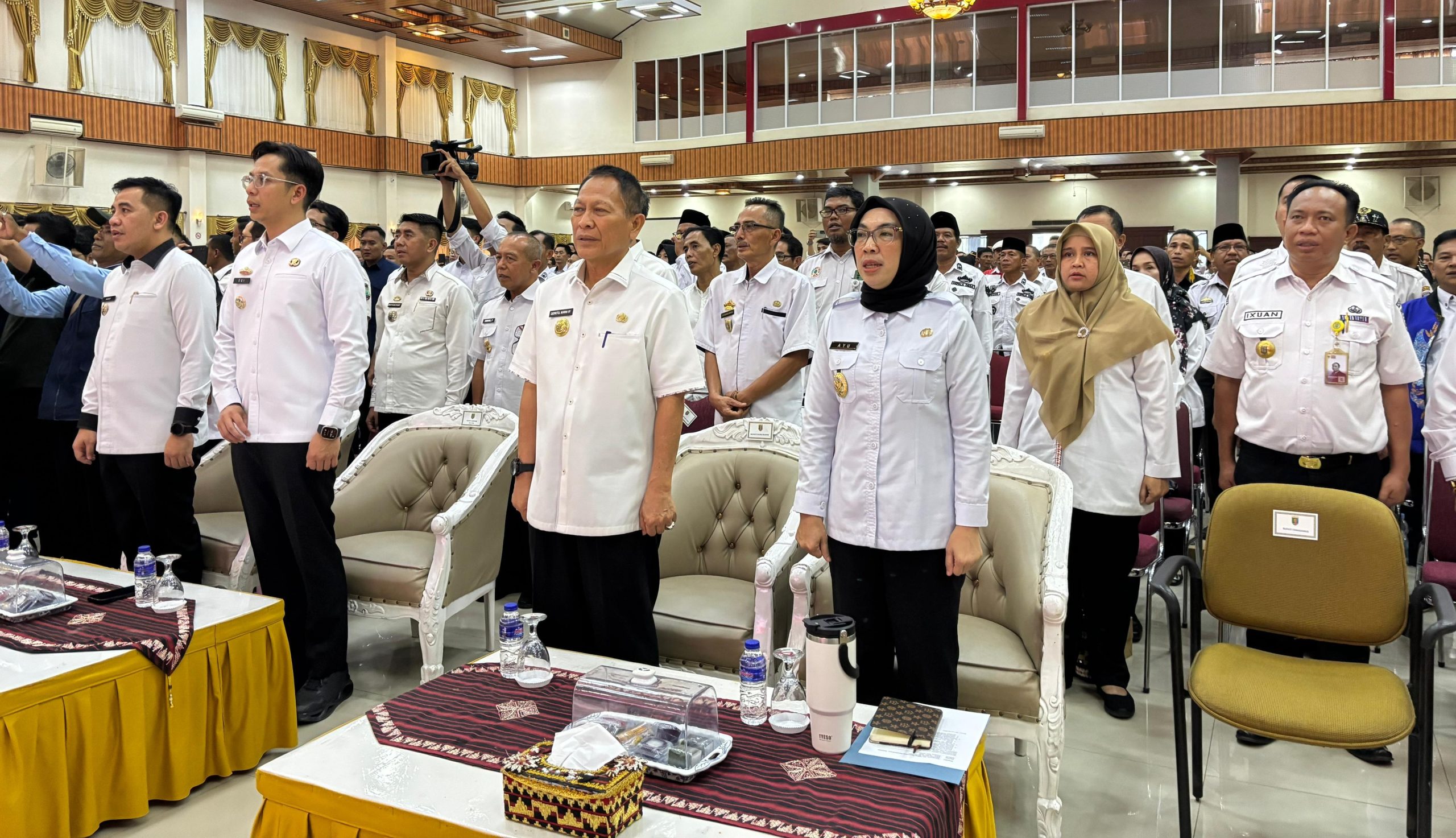 Plt Bupati Way Kanan Ayu Asalasiyah, S.Ked. (tengah, berjilbab hitam) bersama jajaran kepala daerah dan pejabat pemerintah menghadiri acara Peluncuran dan Dialog Percepatan Pembentukan Koperasi Merah Putih di Graha Adora, Pesawaran, Rabu (28/5/2025).