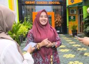 Kepala SMKN 4 Bandar Lampung, Hj. Dewi Ningsih, M.Pd., saat diwawancarai di depan Edotel “Great Cokro”, menyampaikan komitmen sekolah dalam mencetak lulusan siap kerja, berwirausaha, dan menembus pasar kerja global.