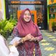 Kepala SMKN 4 Bandar Lampung, Hj. Dewi Ningsih, M.Pd., saat diwawancarai di depan Edotel “Great Cokro”, menyampaikan komitmen sekolah dalam mencetak lulusan siap kerja, berwirausaha, dan menembus pasar kerja global.