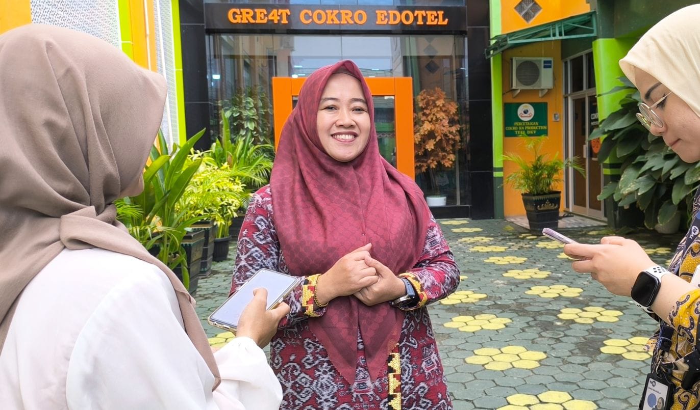 Kepala SMKN 4 Bandar Lampung, Hj. Dewi Ningsih, M.Pd., saat diwawancarai di depan Edotel “Great Cokro”, menyampaikan komitmen sekolah dalam mencetak lulusan siap kerja, berwirausaha, dan menembus pasar kerja global.