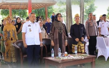 Ketua TP PKK Kabupaten Tulang Bawang, Ibu Herlinawati Qudrotul, S.H., bersama jajaran Forkopimda menghadiri pembukaan Lomba Lagu Klasik Lampung Lintas Agama di Taman Cakat Raya, Rabu (28/5/2025).