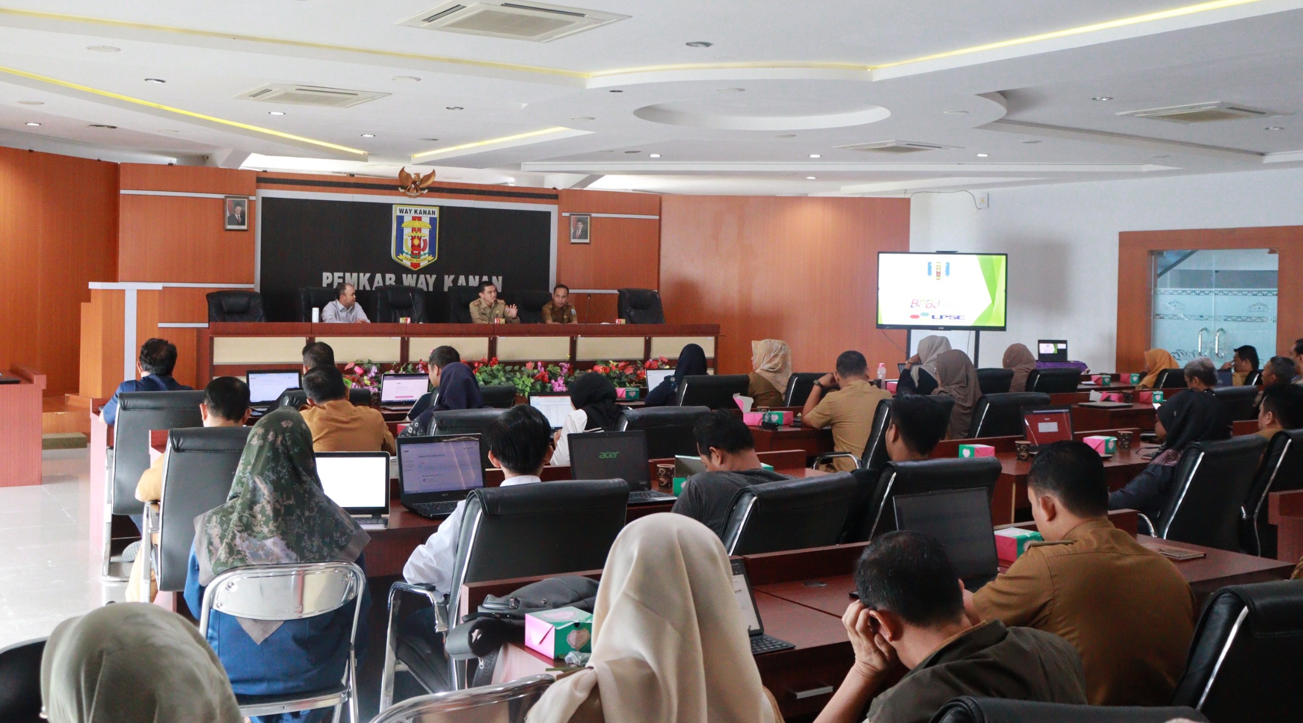 Peserta sosialisasi Katalog Elektronik Versi 6.0 menyimak paparan narasumber di Ruang Buway Pemuka Pengiran Tuha, Selasa (15/04/2025). Kegiatan ini digelar oleh Pemerintah Kabupaten Way Kanan sebagai upaya mendukung percepatan transformasi digital pengadaan barang/jasa melalui implementasi SPBE.
