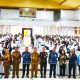 Bupati Tulang Bawang Drs. Qudrotul Ikhwan bersama Wakil Bupati Hankam Hasan, Forkopimda, dan jajaran Pemkab Tulang Bawang berfoto bersama dengan para peserta seleksi PPPK tahap kedua yang berlangsung di Gedung Serba Guna (GSG) UIN Lampung, Selasa (20/5/2025).
