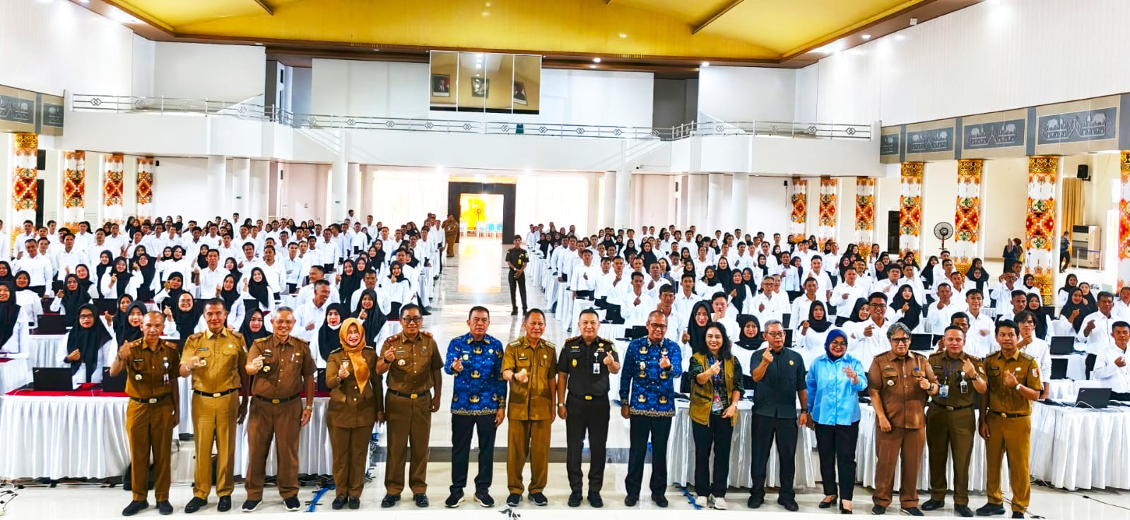 Bupati Tulang Bawang Drs. Qudrotul Ikhwan bersama Wakil Bupati Hankam Hasan, Forkopimda, dan jajaran Pemkab Tulang Bawang berfoto bersama dengan para peserta seleksi PPPK tahap kedua yang berlangsung di Gedung Serba Guna (GSG) UIN Lampung, Selasa (20/5/2025).