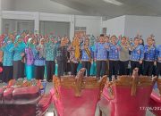Bunda PAUD Kabupaten Way Kanan, Ayu Asalasiyah, S.Ked., bersama jajaran pejabat dan 160 guru PAUD dari empat kecamatan, berpose usai kegiatan Pembinaan Kelembagaan dan Manajemen PAUD Tahun 2025 di Gedung Perpustakaan dan Arsip Daerah, Blambangan Umpu, Selasa (17/6/2025).
