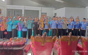 Bunda PAUD Kabupaten Way Kanan, Ayu Asalasiyah, S.Ked., bersama jajaran pejabat dan 160 guru PAUD dari empat kecamatan, berpose usai kegiatan Pembinaan Kelembagaan dan Manajemen PAUD Tahun 2025 di Gedung Perpustakaan dan Arsip Daerah, Blambangan Umpu, Selasa (17/6/2025).