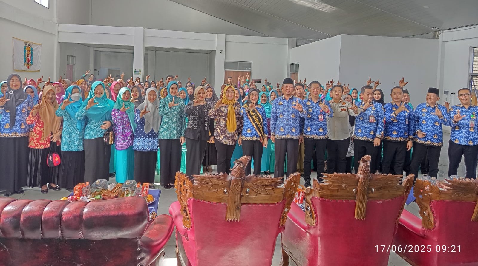 Bunda PAUD Kabupaten Way Kanan, Ayu Asalasiyah, S.Ked., bersama jajaran pejabat dan 160 guru PAUD dari empat kecamatan, berpose usai kegiatan Pembinaan Kelembagaan dan Manajemen PAUD Tahun 2025 di Gedung Perpustakaan dan Arsip Daerah, Blambangan Umpu, Selasa (17/6/2025).