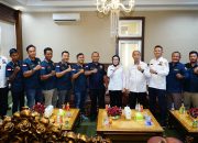 Bupati Way Kanan, Ayu Asalasiyah, bersama jajaran pengurus Karang Taruna Kabupaten usai audiensi di ruang kerja Bupati, Rabu (18/6/2025). Pertemuan membahas sinergi pengembangan UMKM dan peran pemuda dalam pembangunan daerah.