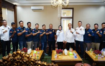 Bupati Way Kanan, Ayu Asalasiyah, bersama jajaran pengurus Karang Taruna Kabupaten usai audiensi di ruang kerja Bupati, Rabu (18/6/2025). Pertemuan membahas sinergi pengembangan UMKM dan peran pemuda dalam pembangunan daerah.