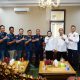 Bupati Way Kanan, Ayu Asalasiyah, bersama jajaran pengurus Karang Taruna Kabupaten usai audiensi di ruang kerja Bupati, Rabu (18/6/2025). Pertemuan membahas sinergi pengembangan UMKM dan peran pemuda dalam pembangunan daerah.