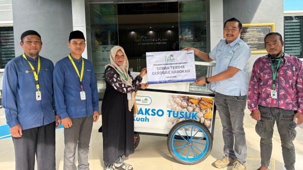 PLN Nusantara Power Salurkan Bantuan Gerobak untuk Pemulihan Ekonomi Pasca Banjir di Bandar Lampung