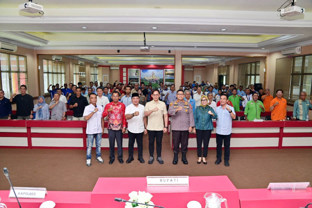 Bupati Lampung Selatan Radityo Egi Pratama bersama jajaran Forkopimda, perwakilan serikat buruh, dan pelaku usaha berfoto bersama usai gelaran talkshow peringatan Hari Buruh Internasional (May Day) 2025 di Aula Rajabasa, Kantor Bupati Lampung Selatan, Kamis (1/5/2025).