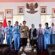 Bupati Lampung Selatan Radityo Egi Pratama berfoto bersama calon Paskibraka utusan Kabupaten Lampung Selatan yang akan mengikuti seleksi tingkat Provinsi Lampung, usai audiensi di rumah dinas bupati, Jumat (2/5/2025).