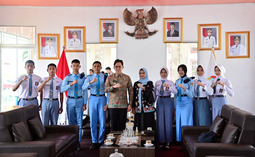 Bupati Lampung Selatan Radityo Egi Pratama berfoto bersama calon Paskibraka utusan Kabupaten Lampung Selatan yang akan mengikuti seleksi tingkat Provinsi Lampung, usai audiensi di rumah dinas bupati, Jumat (2/5/2025).
