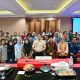 Bupati Lampung Selatan, Radityo Egi Pratama (tengah) berfoto bersama peserta kegiatan Sosialisasi Penempatan Tenaga Kerja Penyandang Disabilitas oleh Pemberi Kerja di Kabupaten Lampung Selatan yang digelar di Aula Krakatau, Kamis (8/5/2025).