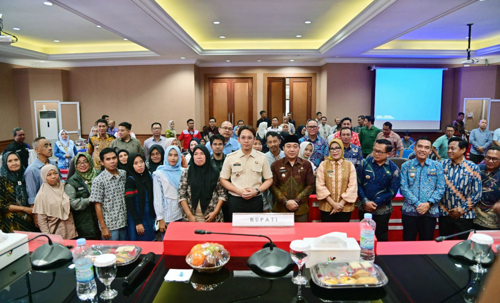 Bupati Lampung Selatan, Radityo Egi Pratama (tengah) berfoto bersama peserta kegiatan Sosialisasi Penempatan Tenaga Kerja Penyandang Disabilitas oleh Pemberi Kerja di Kabupaten Lampung Selatan yang digelar di Aula Krakatau, Kamis (8/5/2025).