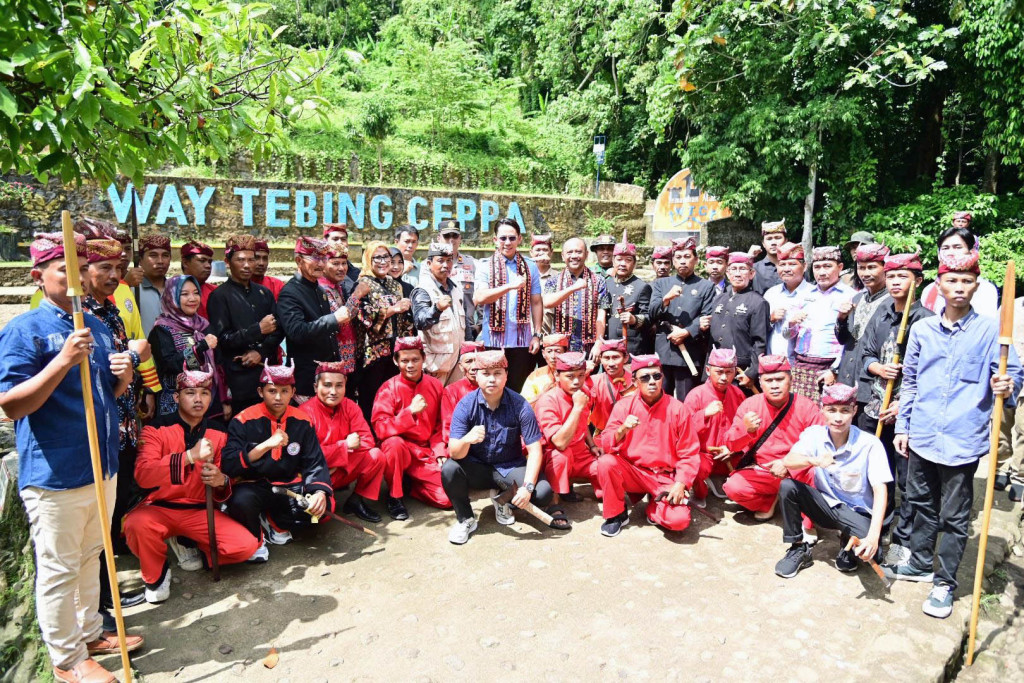 Bupati Lampung Selatan, Radityo Egi Pratama, bersama praktisi destination branding nasional, Ida Bagus Agung Gunarthawa, meninjau kawasan Way Tebing Ceppa (WTC) di Desa Taman Baru, Kecamatan Penengahan, Jumat (16/5/2025).