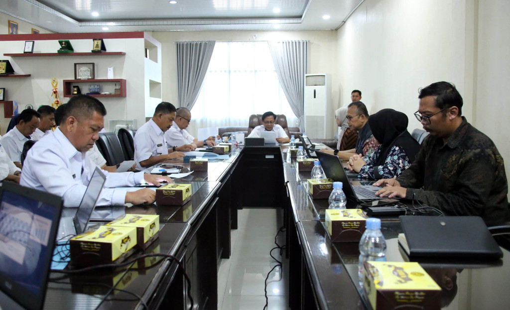 Suasana diskusi antara jajaran Pemkab Lampung Selatan dan tim BPKP Provinsi Lampung dalam rapat evaluasi untuk meningkatkan Pendapatan Asli Daerah (PAD).