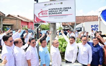 Zulkifli Hasan bersama Bupati Lampung Selatan dan sejumlah pejabat negara meninjau langsung unit usaha Kopdes Merah Putih Bumisari yang digagas sebagai model kemandirian ekonomi desa.