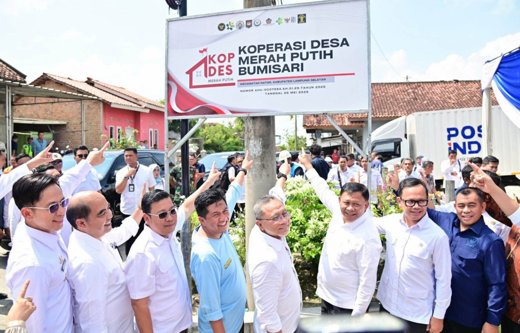 Zulkifli Hasan bersama Bupati Lampung Selatan dan sejumlah pejabat negara meninjau langsung unit usaha Kopdes Merah Putih Bumisari yang digagas sebagai model kemandirian ekonomi desa.