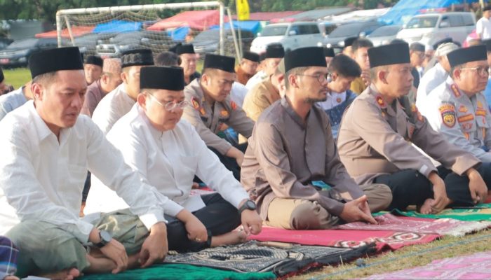 Bupati dan Wakil Bupati Pesisir Barat Ikuti Salat Iduladha di Lapangan Merdeka Labuhan Jukung
