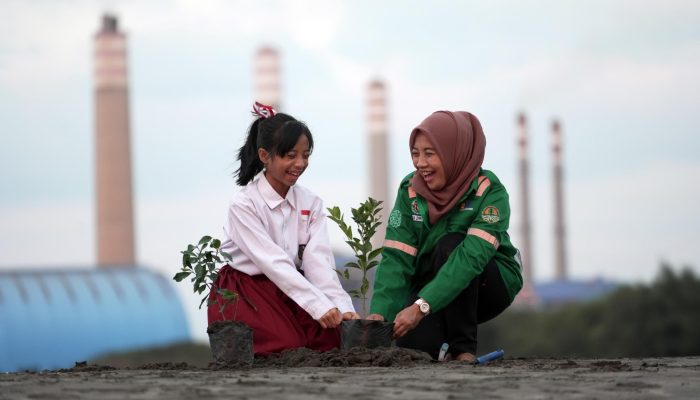 PLN Nusantara Power Dukung Sedekah Oksigen di Bojonegoro dengan Ribuan Bibit Pohon
