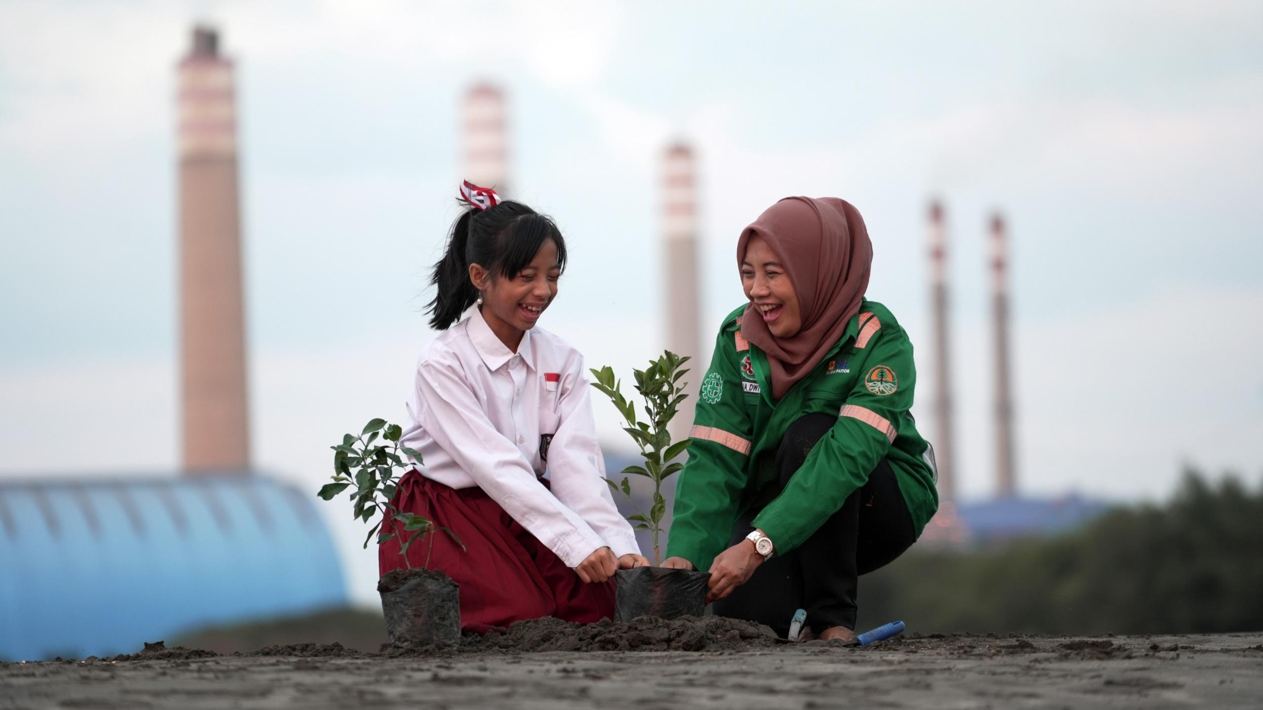 PLN Nusantara Power Dukung Sedekah Oksigen di Bojonegoro dengan Ribuan Bibit Pohon
