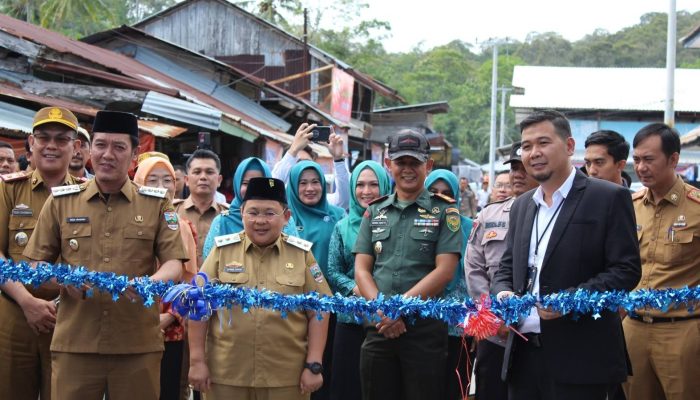BRI Kanca Liwa Salurkan CSR untuk Pembangunan Gapura dan Tenda UMKM di Pasar Way Batu