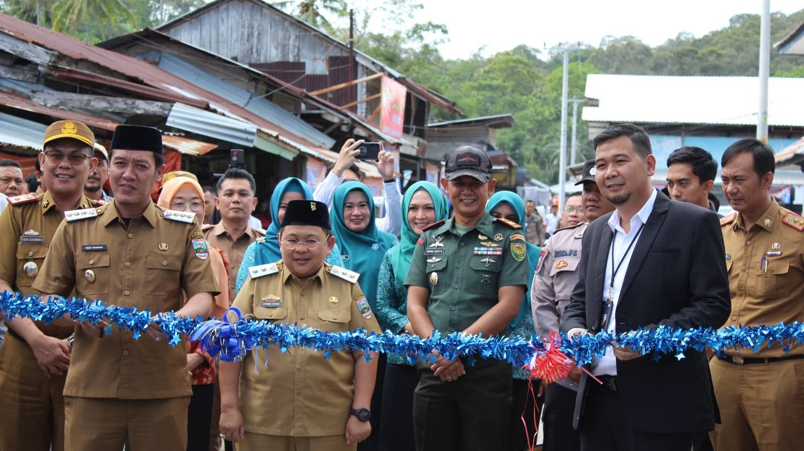 BRI Kanca Liwa Salurkan CSR untuk Pembangunan Gapura dan Tenda UMKM di Pasar Way Batu