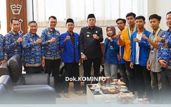 Wakil Bupati Tulang Bawang, Hankam Hasan, bersama jajaran pejabat dan perwakilan Pengurus Cabang PMII Kabupaten Tulang Bawang usai audiensi, Senin (2/6/2025).