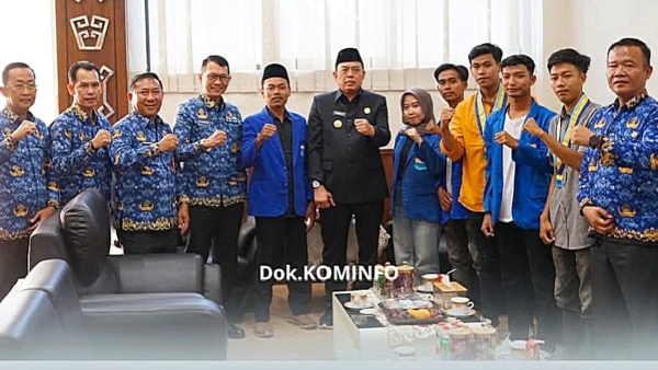 Wakil Bupati Tulang Bawang, Hankam Hasan, bersama jajaran pejabat dan perwakilan Pengurus Cabang PMII Kabupaten Tulang Bawang usai audiensi, Senin (2/6/2025).