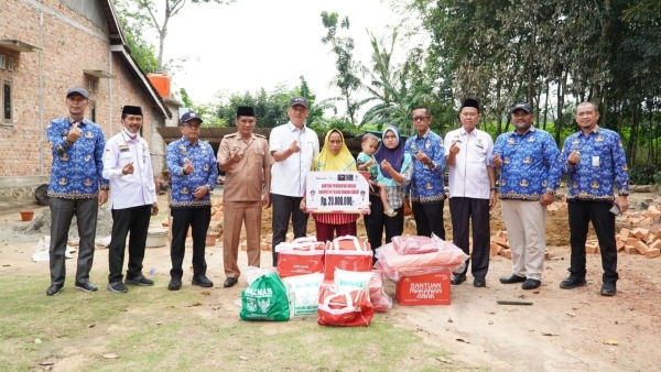 Ringankan Beban Korban Kebakaran, Bupati Tubaba Serahkan Bantuan Rp31 Juta
